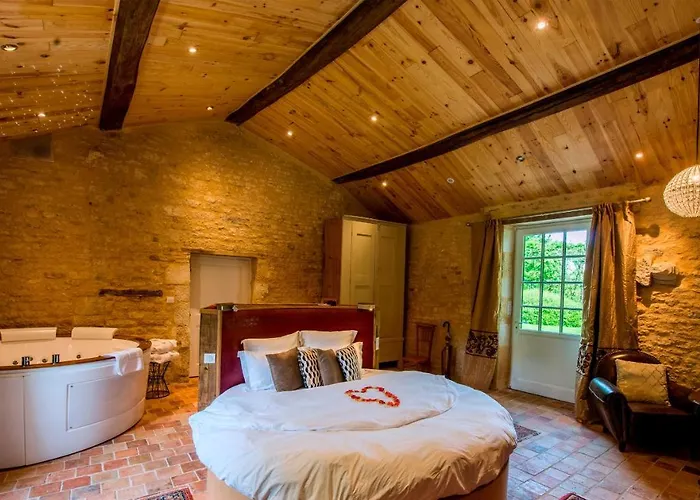 Le Portail En Marais Poitevin - Logis D'exception - Jacuzzi Privatif Maison d'hôtes Moreilles